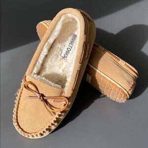 Minnetonka Women’s Cally Moccasin Slipper Tan Sz 9 Boho Cottage Coastal Cozy